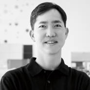 Andrew Kim マネジャー、WorkSpace Futures、Steelcase 学習スペースの研究に情熱を注ぐ毎日で、現在の一番の関心は脳と身体の関係である。脳科学は学習にとってのヒントになるだけでなく、教育機関や教育者、学生 (彼は3人の子供の親でもある) にも直接的利益をもたらす可能性があるからだ。 “We have to consider cognitive ergonomics in planning and designing learning spaces. The science is early but indications are that our physical environment can impact how we think, and even help us think better.”