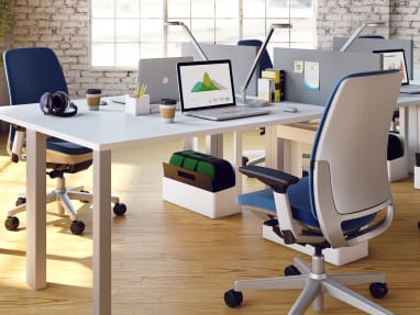 Amia office chair at desk with Divisio side screen