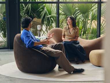 Coalesse Design Line Jean Nouvel in a lounge environment with 2 people discussing