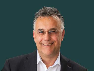 Image showing a headshot of Dr. Thorsten Bagschik, Managing Director of SRH University of Applied Sciences, on a green background