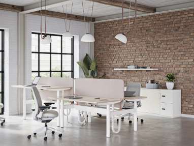 EMEA BRIZA Screens and Gesture Office Chair in a work environment