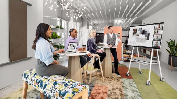 4 people collaborating while using a Logitech screen