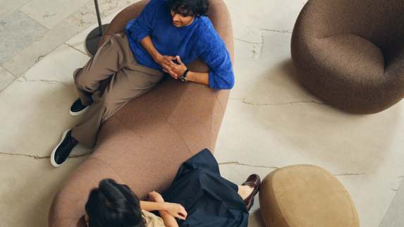 Coalesse Design Line Jean Nouvel in a lounge environment with 2 people discussing top view