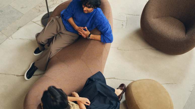 Coalesse Design Line Jean Nouvel in a lounge environment with 2 people discussing top view