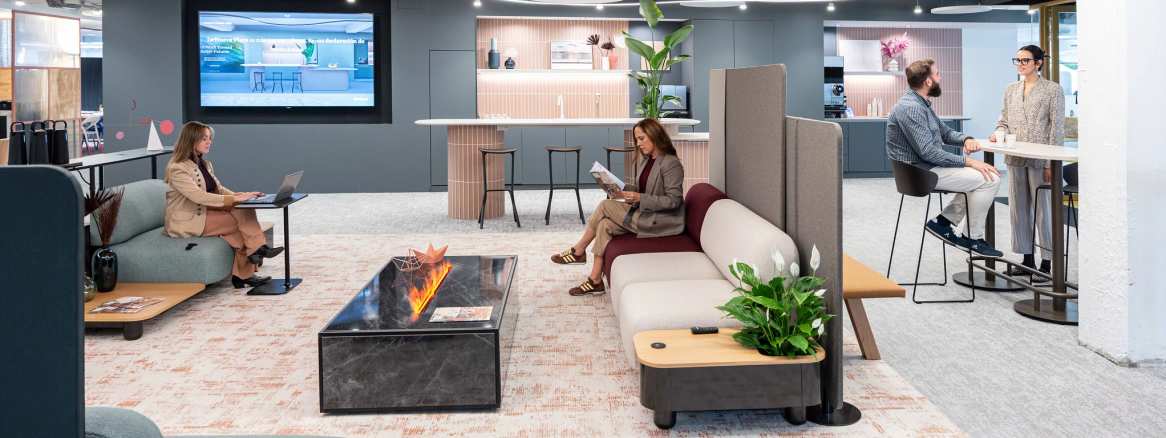 Espacio de coworking moderno en oficinas de diseño, con distribución del espacio flexible y ambiente colaborativo