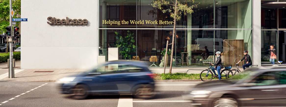 Fachada acristalada de oficina moderna, mostrando un interior sofisticado y atractivo con diseño de interiores de oficinas y muebles de oficina de alta calidad