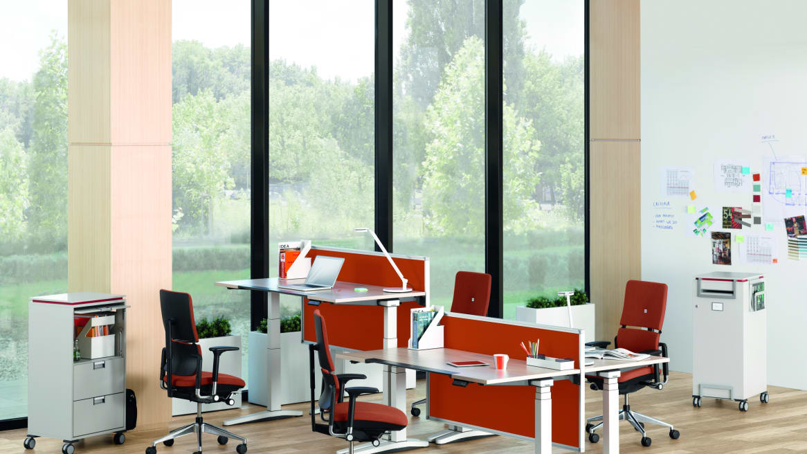 open space work environment with desks and task chairs - Pantalla Partito