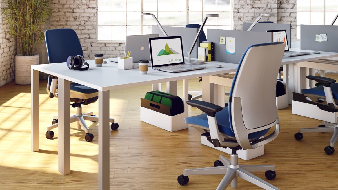 Amia office chair at desk with Divisio side screen