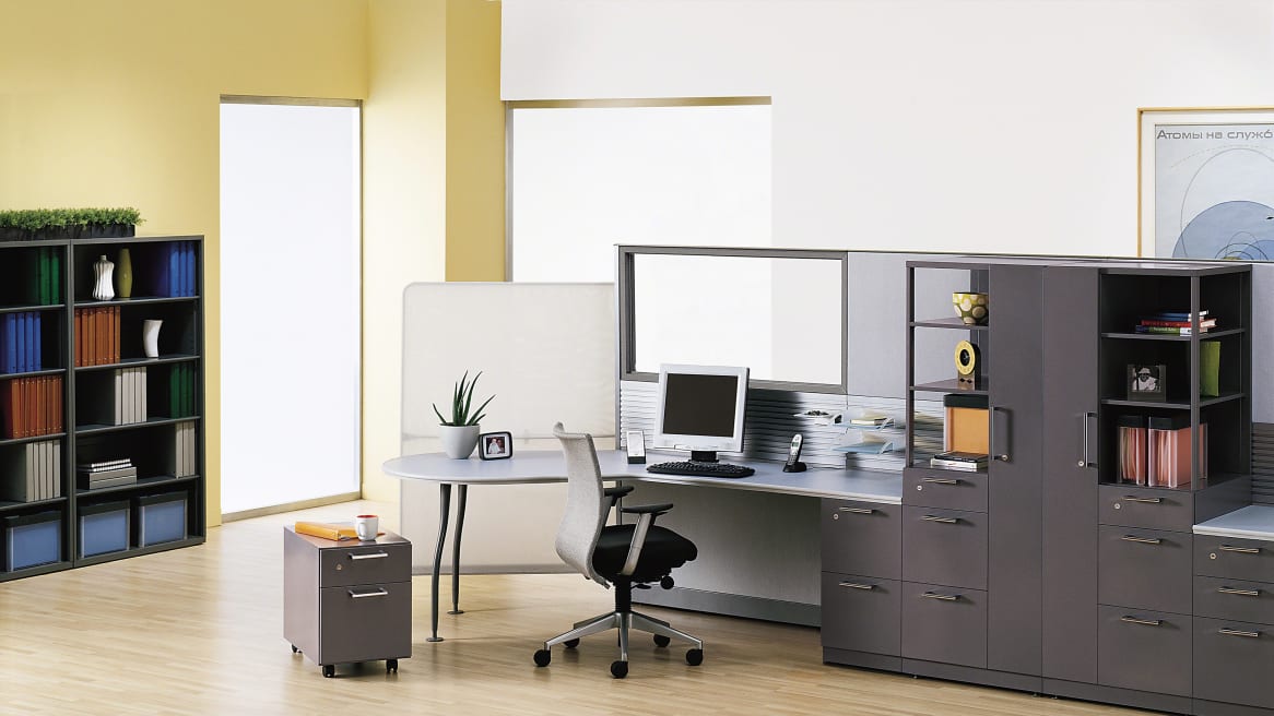 Jersey Chair in front of Anwer workstation with dark gray Universal Storage units