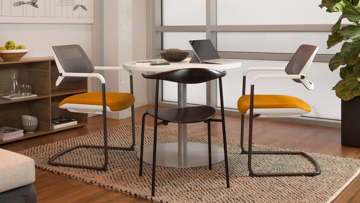 QiVi office chairs at table