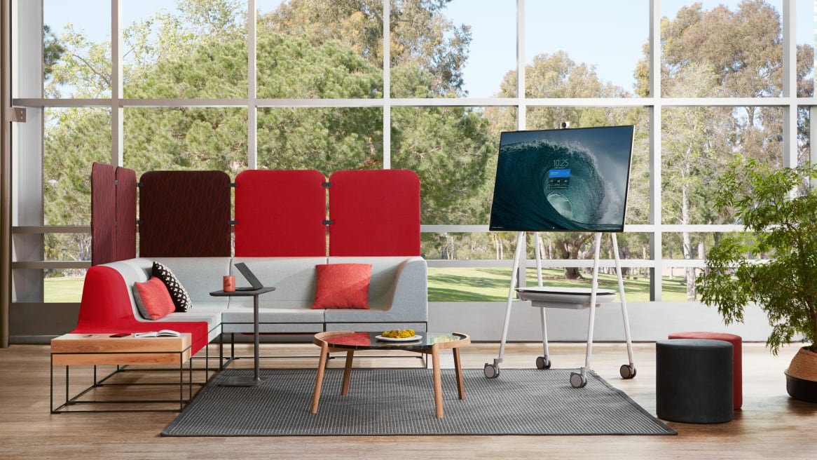 A Steelcase Roam Mobile Stand in a lounge area with Umami lounge seating and Bolia Mix coffee table
