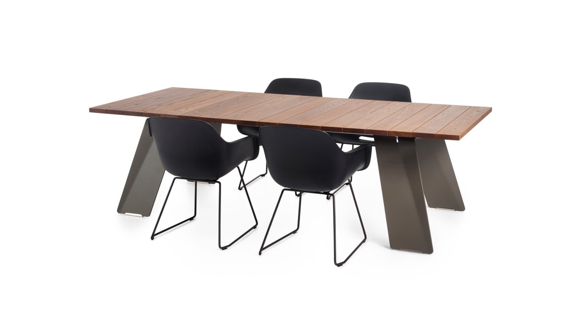 Extremis Pontsun 255 Table with Chairs On White