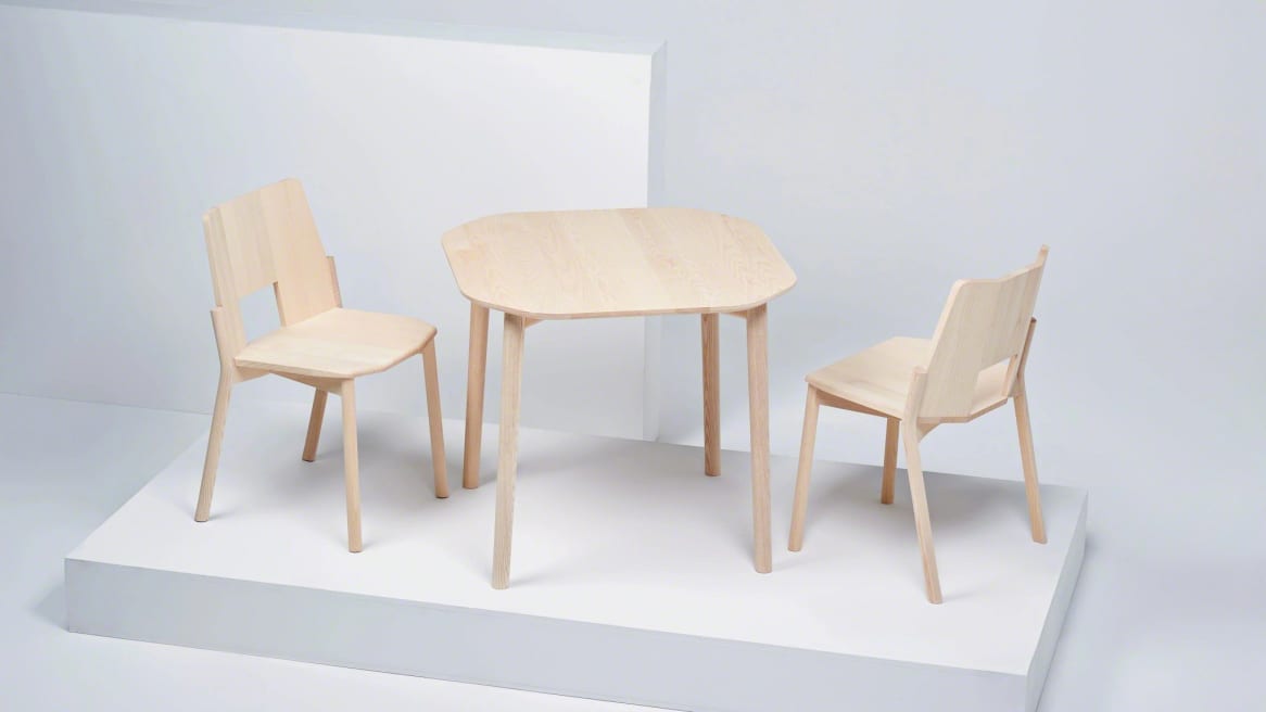 Tronco table with 2 tronco chairs on white ash