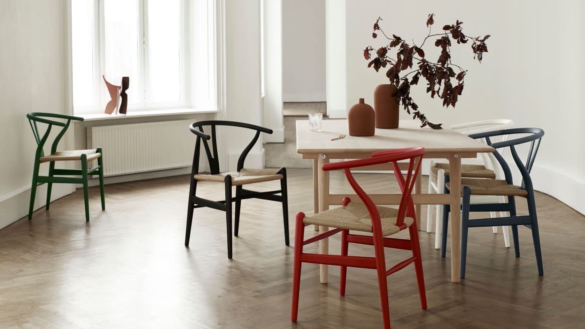 Dining space equipped with Carl Hansen & Son Wishbone Chair CH24 in matte colors