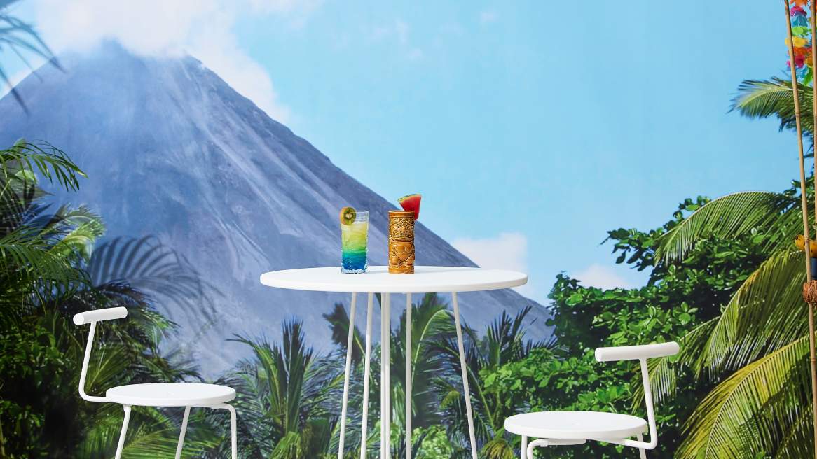 TIKI TABLE - 5 PERSON, W/SHADE