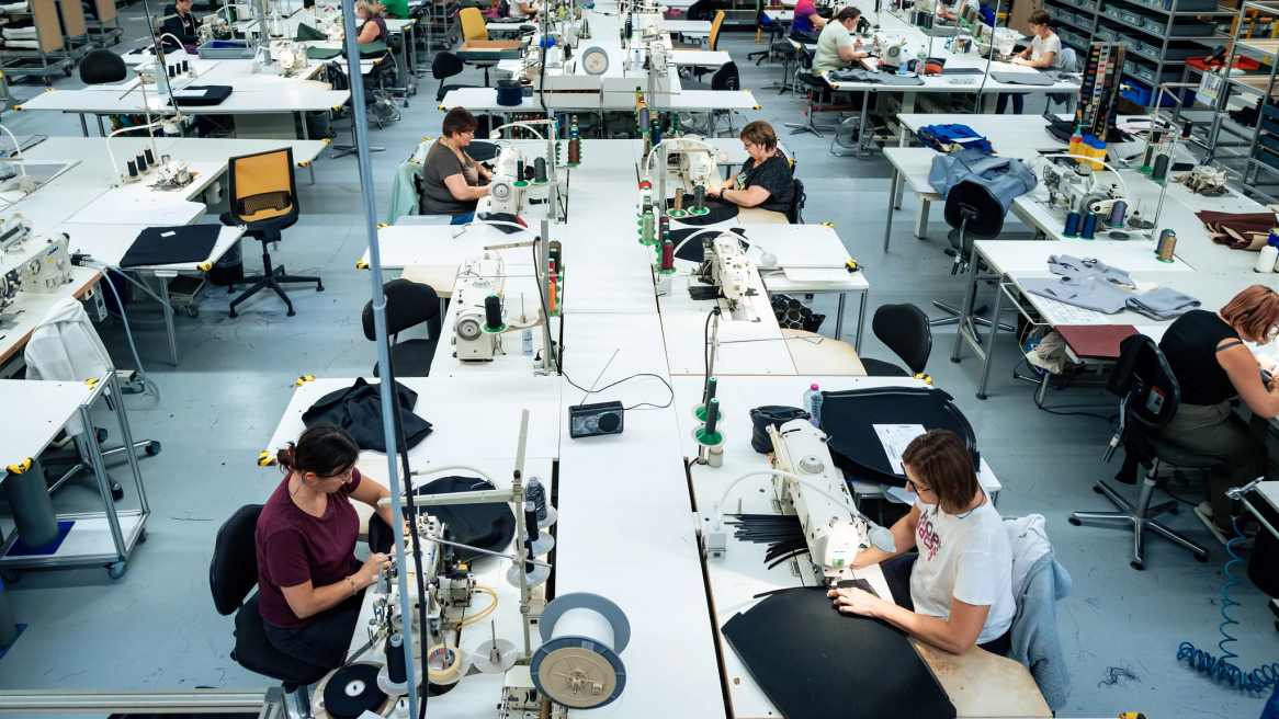 People refurbishing Steelcase Chairs in Sarrebourg factory
