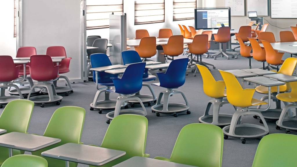 Large Classroom: Supports up to 120 students where three teachers work in the space simultaneously.