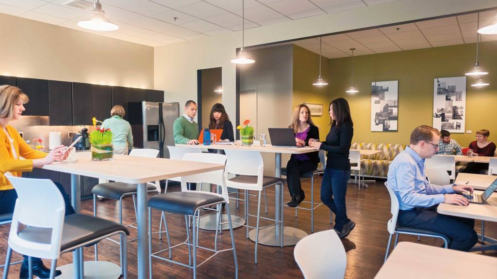 La colaboración informal se produce en el nuevo WorkCafé de Humantech, una mezcla de cafetería, espacio de trabajo y zona para reuniones.
