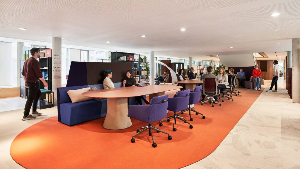 People chatting in an open space environment at the Munich LINC