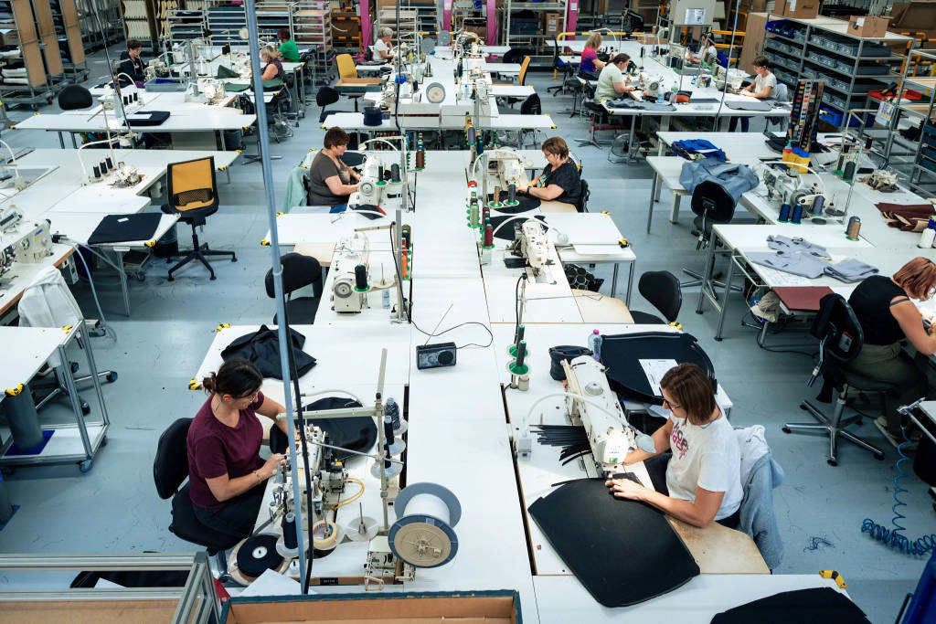 People refurbishing Steelcase Chairs in Sarrebourg factory