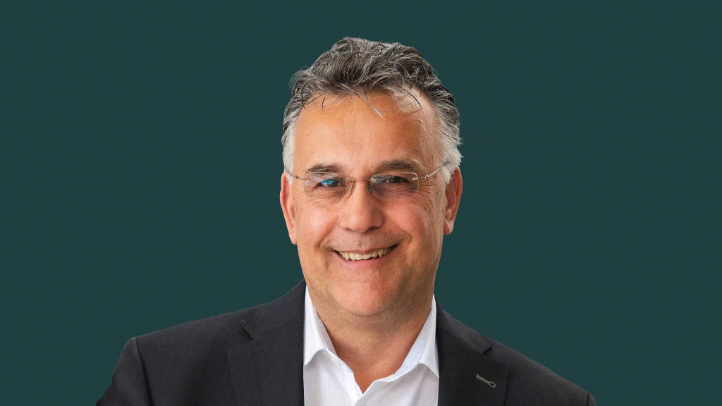 Image showing a headshot of Dr. Thorsten Bagschik, Managing Director of SRH University of Applied Sciences, on a green background