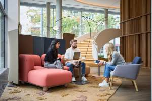 Equipo de trabajo en un espacio colaborativo abierto en una oficina moderna.