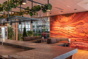 Espacio de trabajo creativo con diseño de interiores moderno, salas de reuniones y zonas de descanso