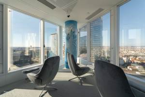 Oficina moderna con espacios abiertos y mobiliario de oficina de últimas tendencias de diseño.