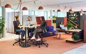 Reunión informal de un equipo de trabajo en un espacio de coworking.