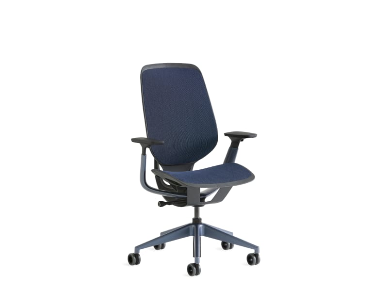 Silla ergonómica Steelcase Karman sobre fondo blanco