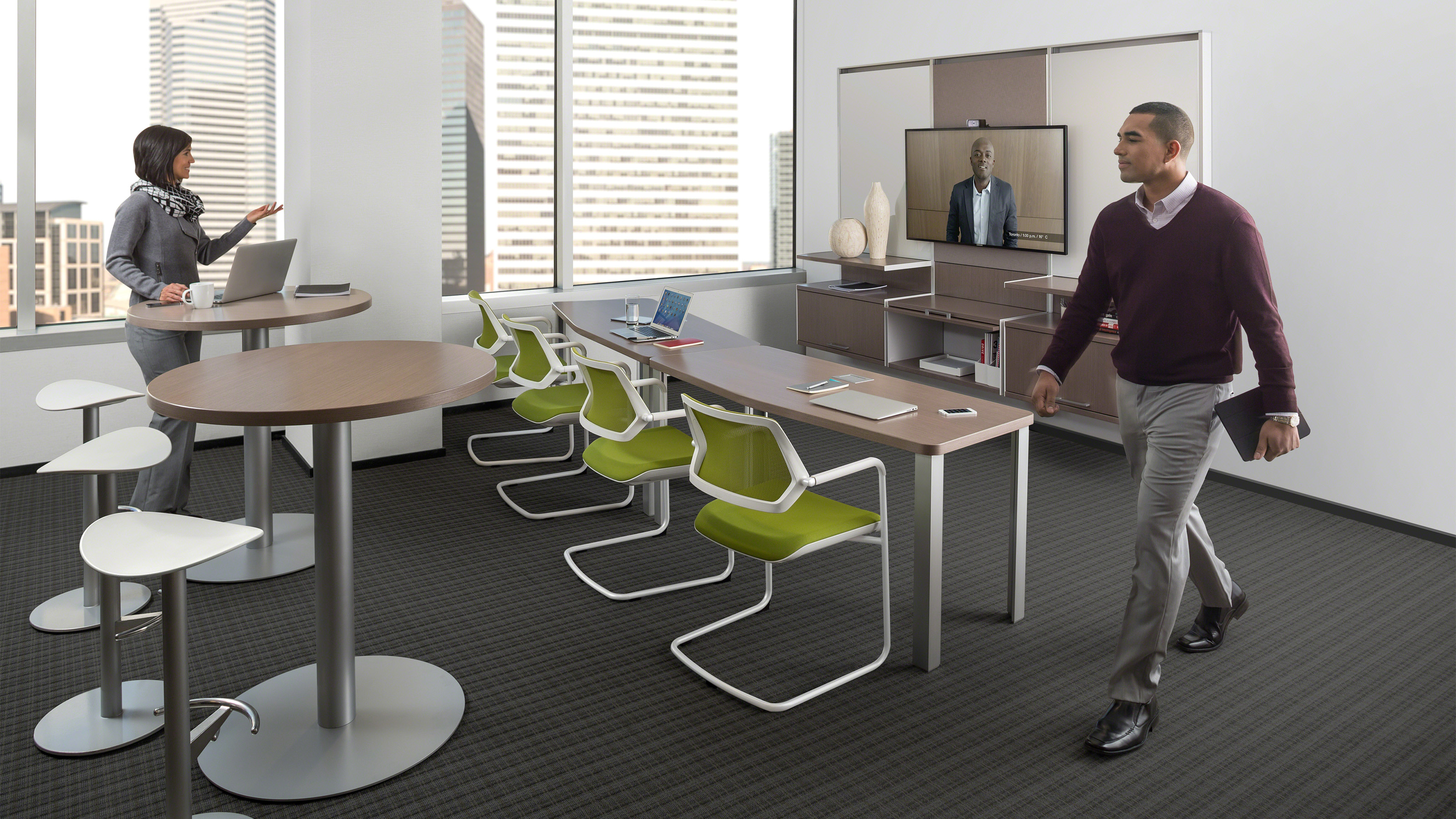 За круглый стол на 201 стул. Steelcase_Office_Table. The офис. Steelcase стол угловой. Человек в удобном офисе.