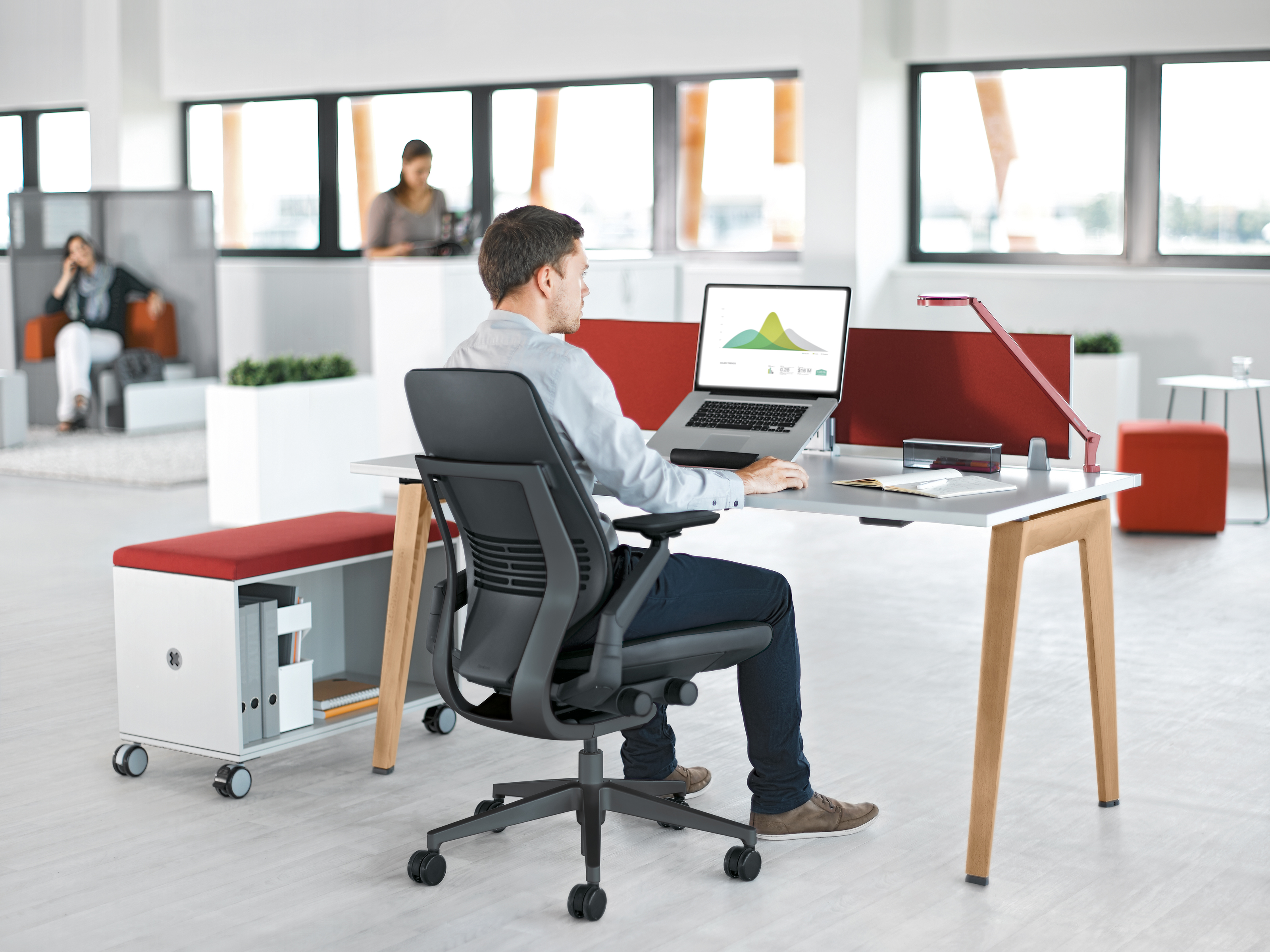 Обучение и развитие на рабочем месте. Steelcase кресла. Эргономичное рабочее кресло Steelcase. Комфортное рабочее место. Рабочее место сотрудника.