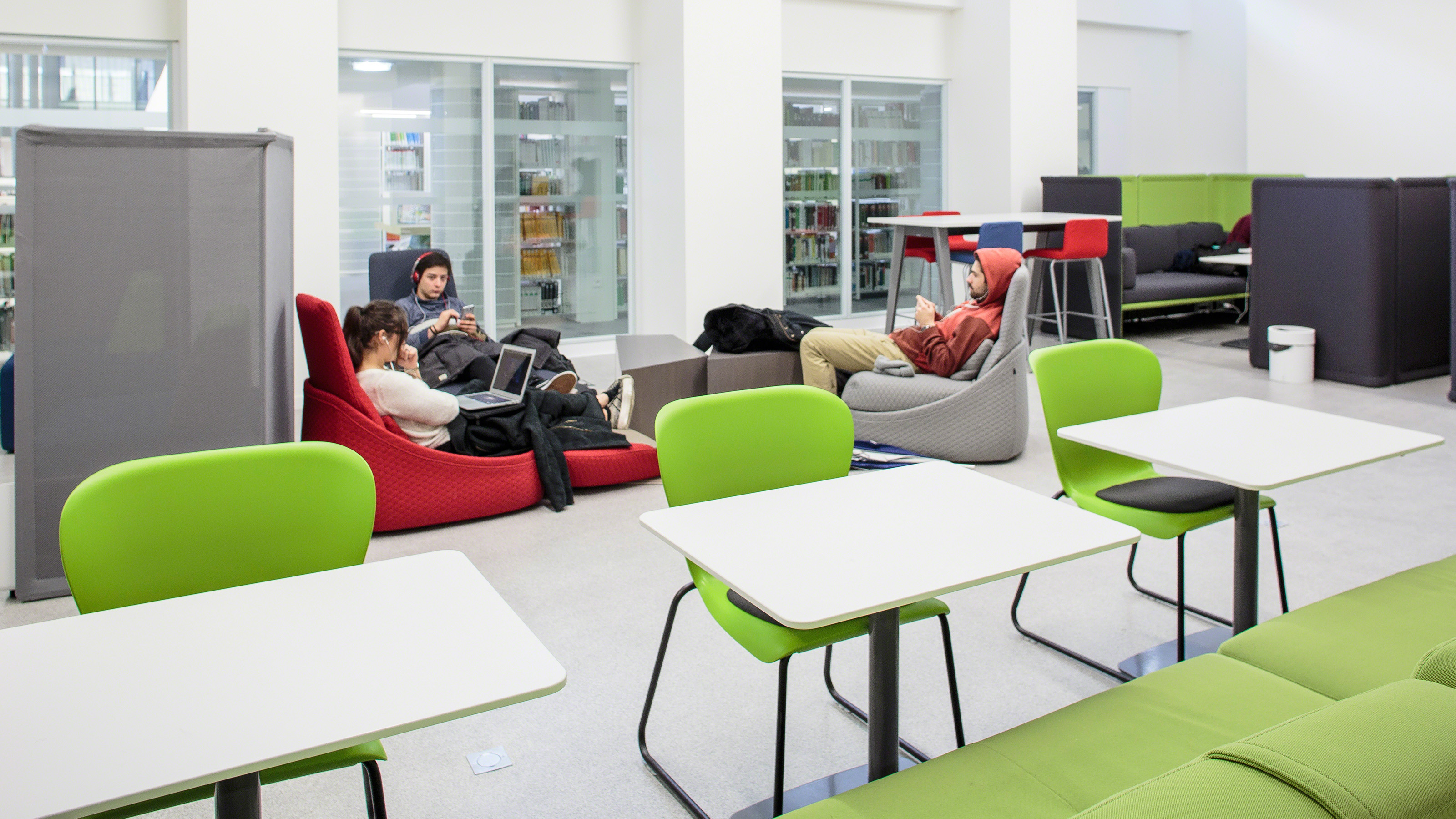 The Pierre and Marie Curie University library renovation in Paris found a way to inspire collaboration without losing focus. Photos must courtesy: Alexis Narodtezky, Steelcase Education